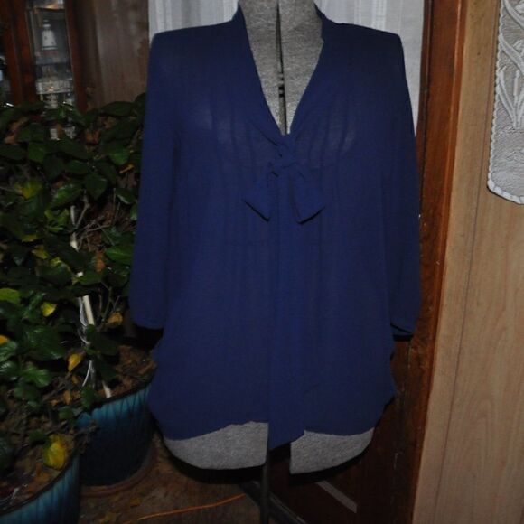 2/$10 Forever 21 Navy Blouse with side ruching and tie in the front - Picture 1 of 6